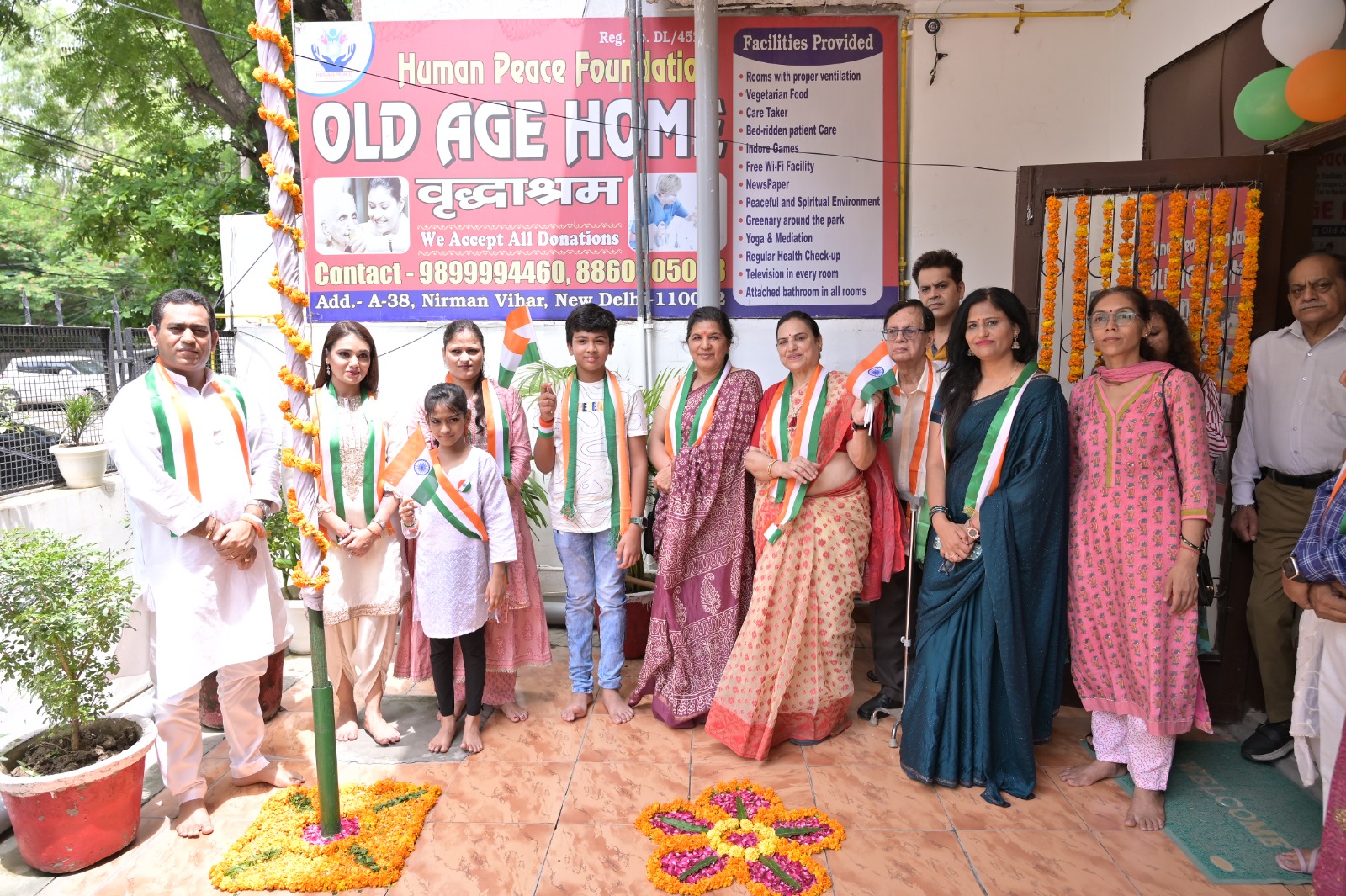 Mrs. Universe 2023 1st Runner up Mrs. Kalpna Shukla visits Human Peace Foundation Old Age Home for Mann Ki Shanti Program on 78th Independence Day